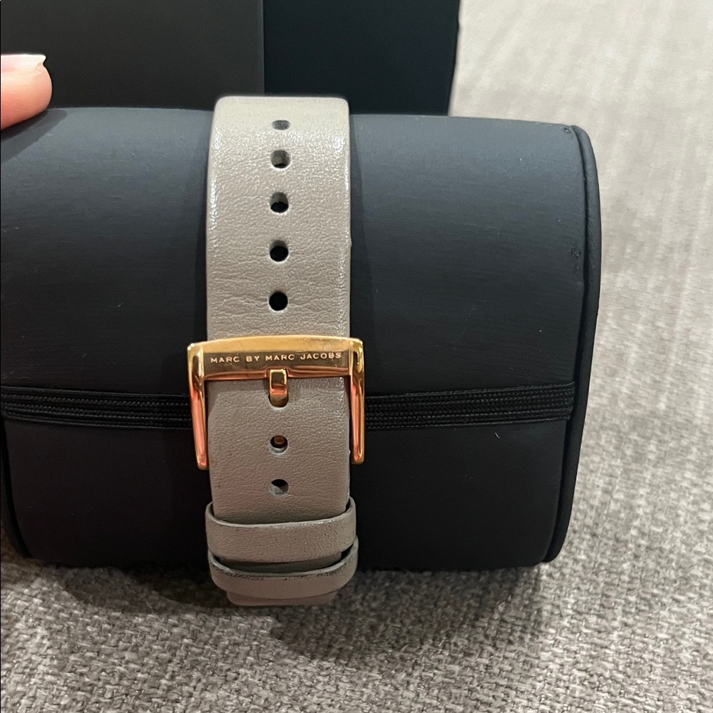 Marc Jacobs Gold and Gray Dial Watch - Picture 3 of 9